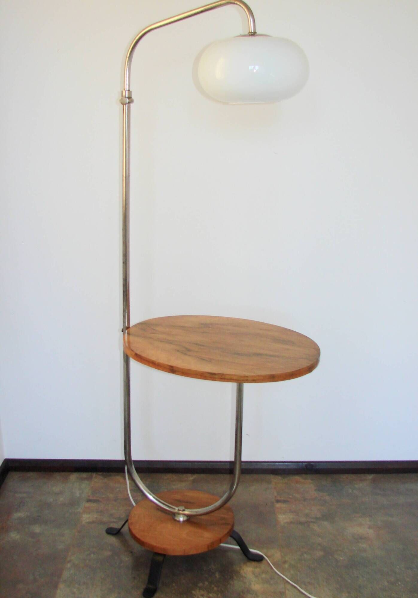 Une lampe sur pied avec une table d'appoint, années 1940.