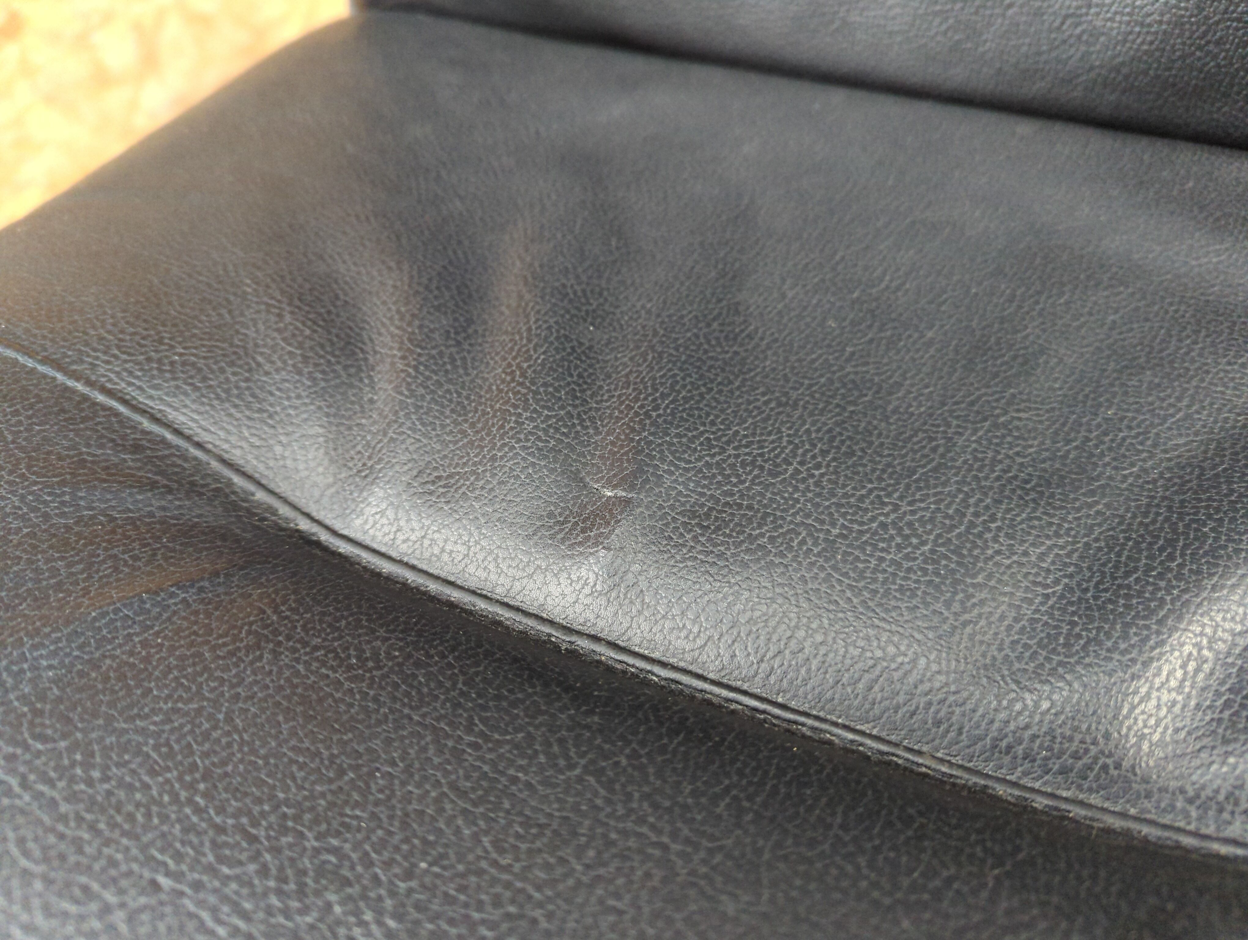 Paire de fauteuils de bureau cuir et structure tubulaire chromé