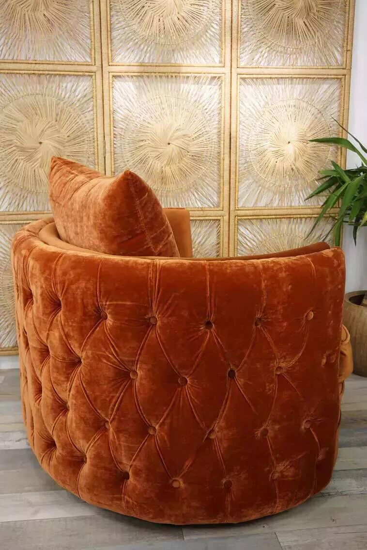 Fauteuil pivotant et capitonné en velours