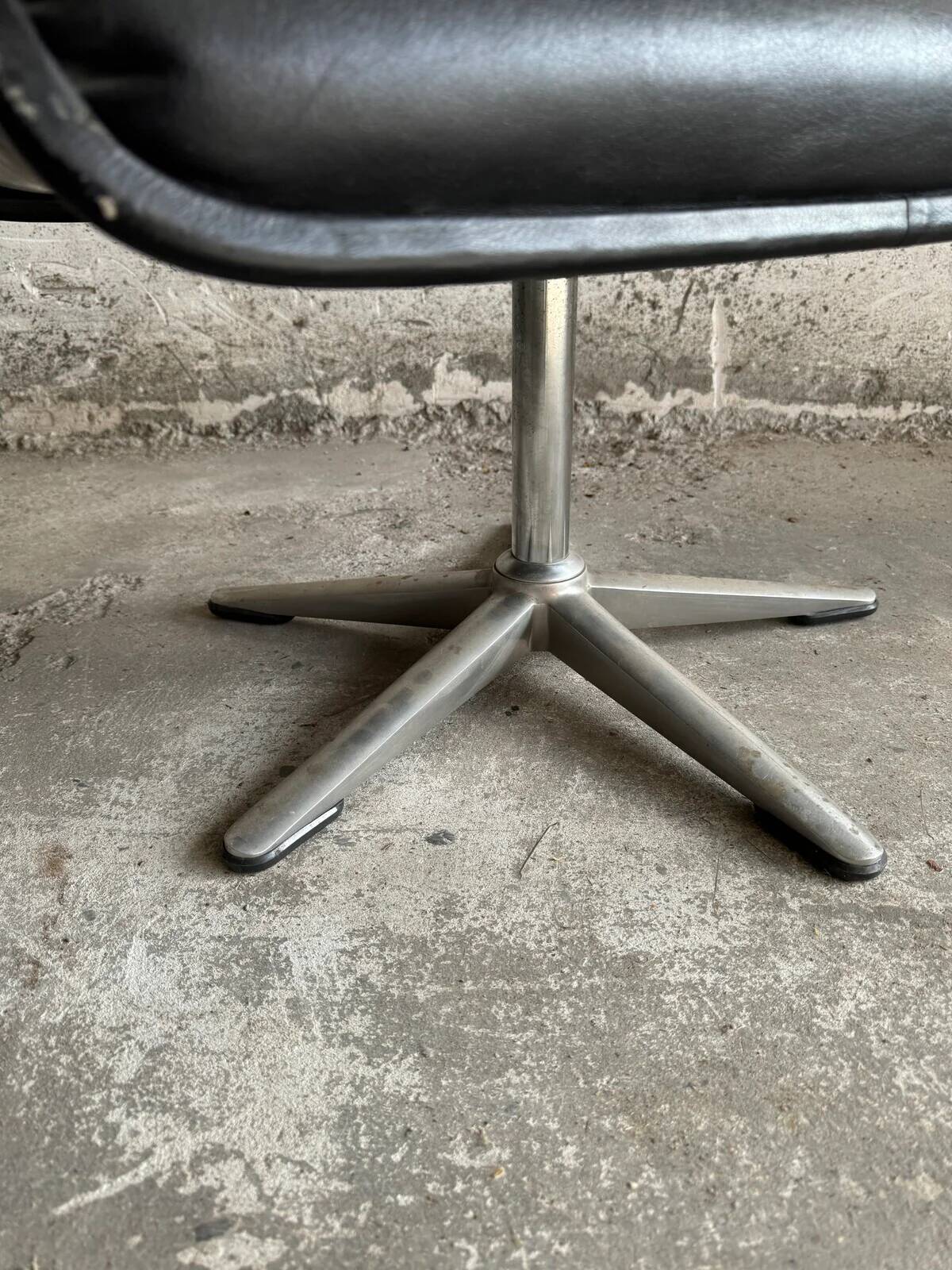 Wilkhahn Delta lounge chair in black leather with polished aluminum base and footrest (1970s)