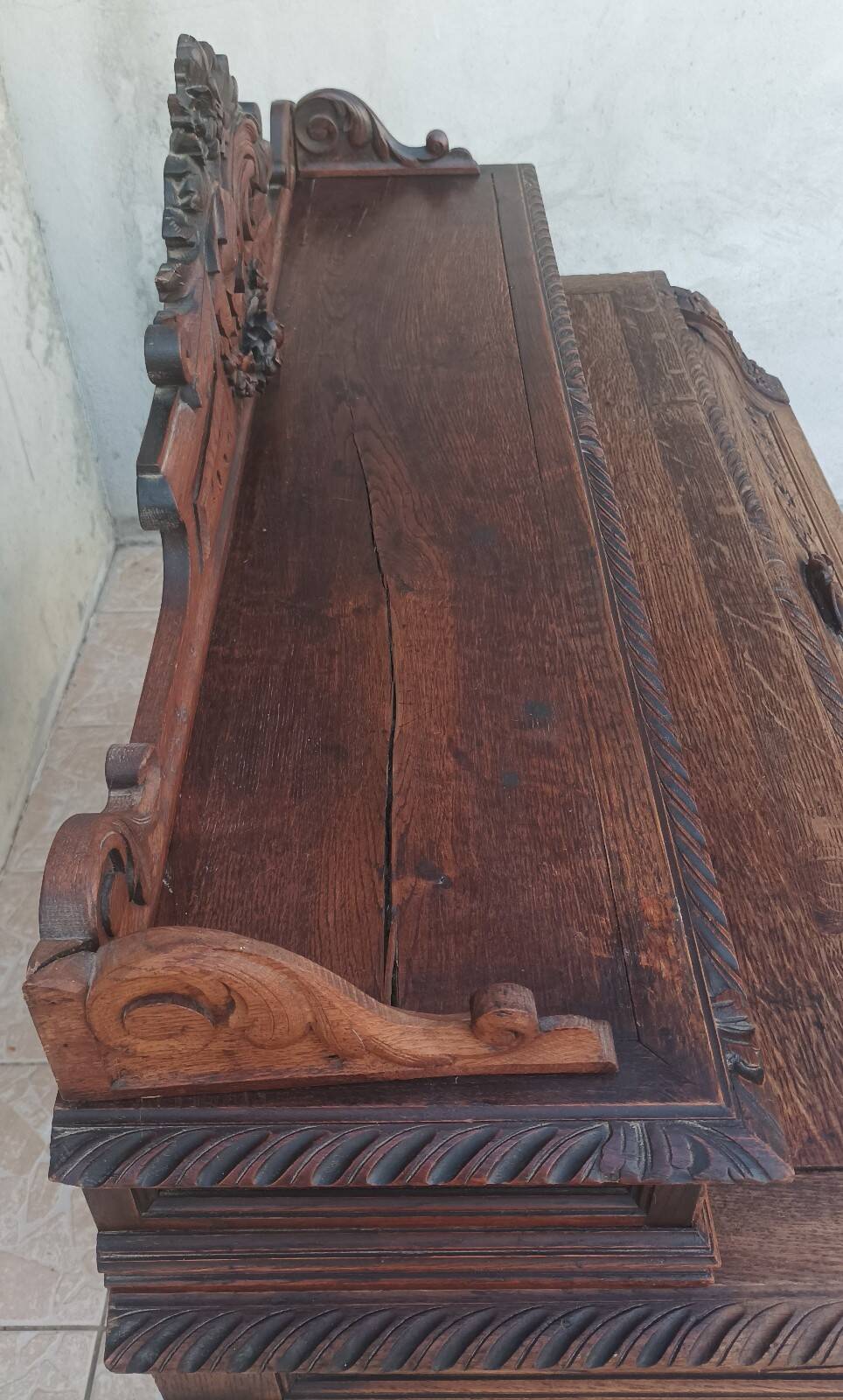 Louis XIII cylinder desk in carved oak, 19th century.