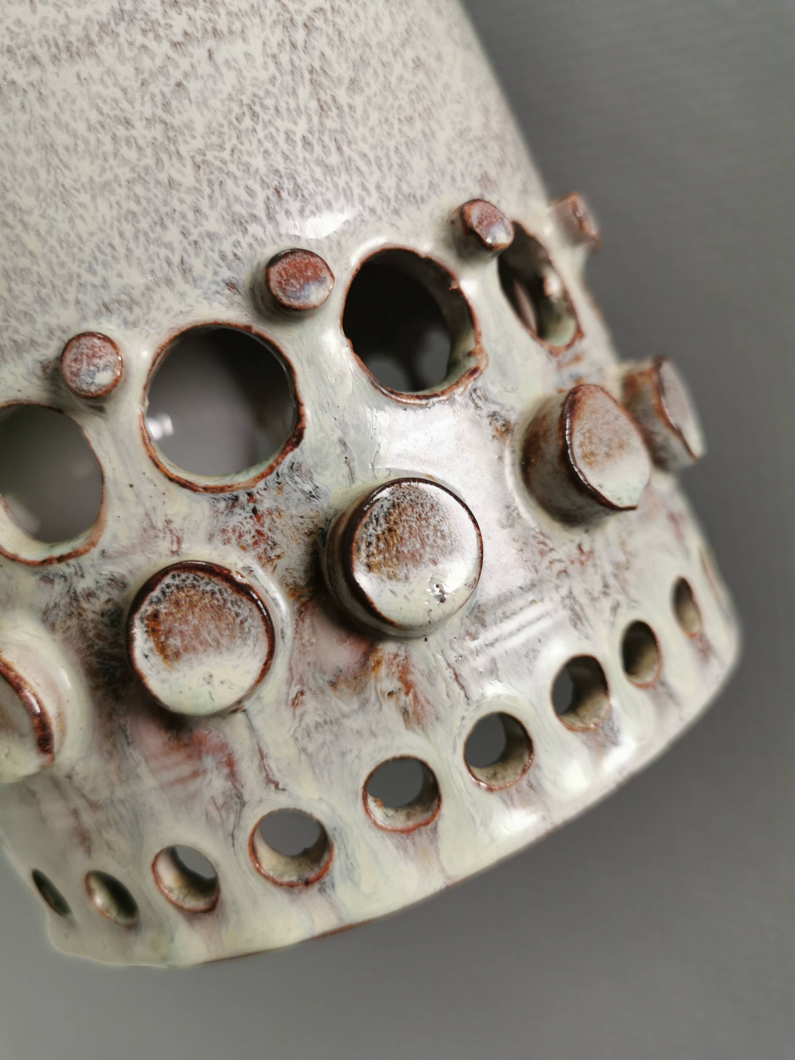 Beautiful, cylinder-shaped hanging lamp in ceramic.