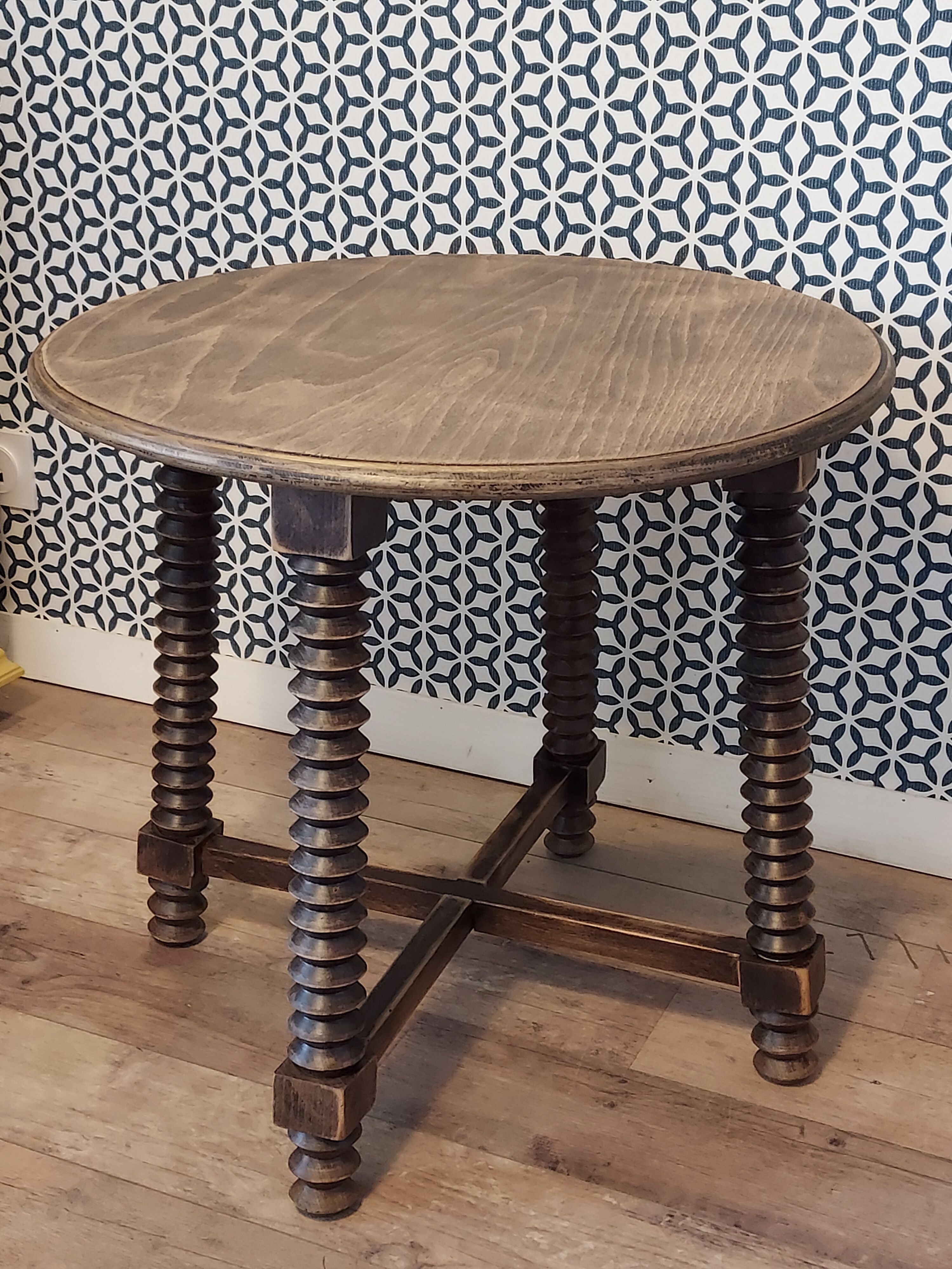 Side table turned wooden legs
