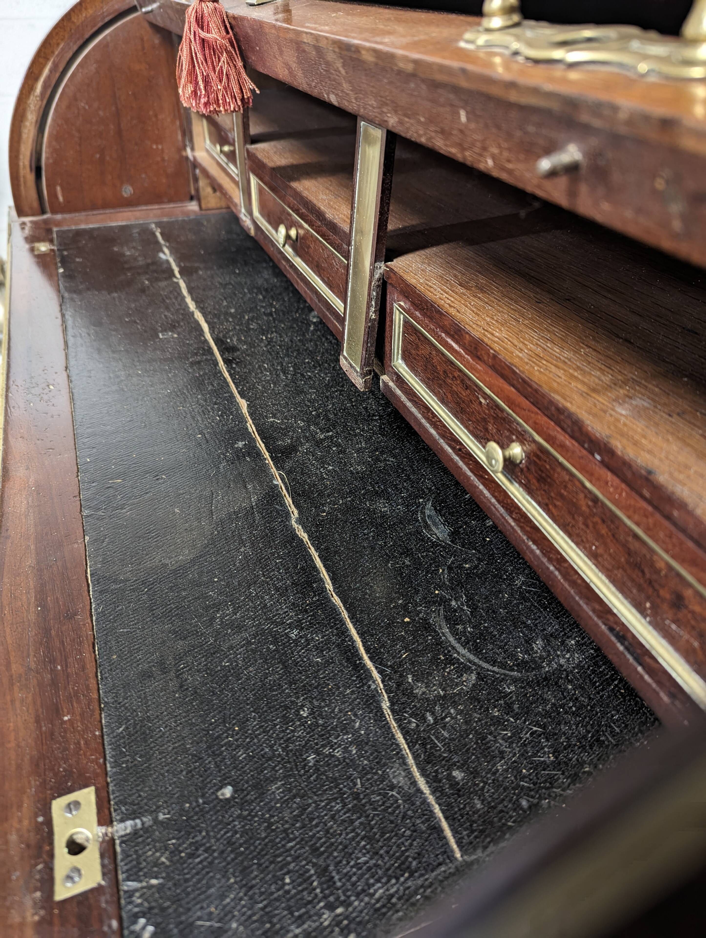 Bureau de dame à cylindre en acajou, époque Louis XVI