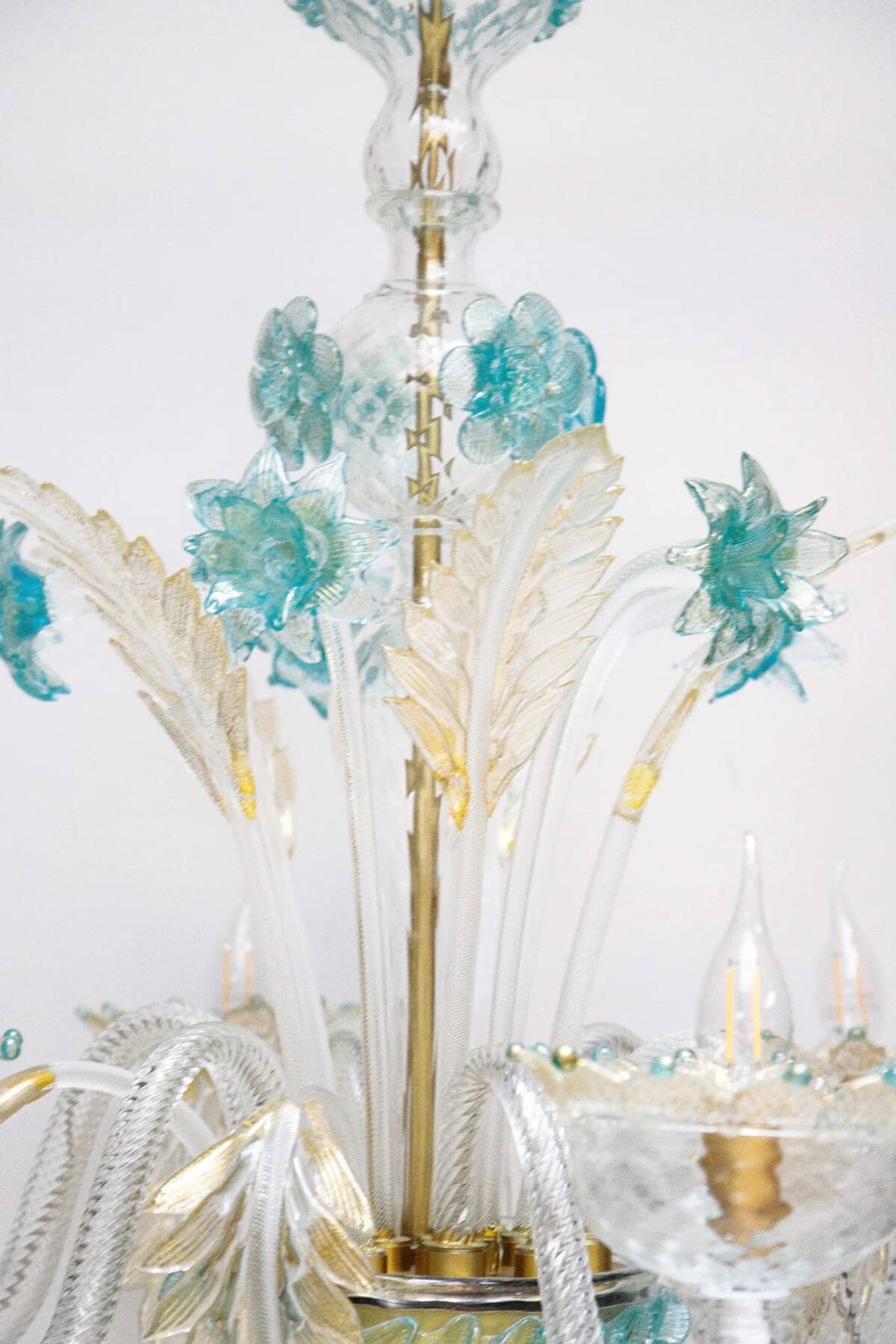 Venetian chandelier in Murano glass with 6 lights, white and blue.