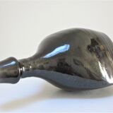 Vase bouteille grès émaillé noir par Roland Zobel