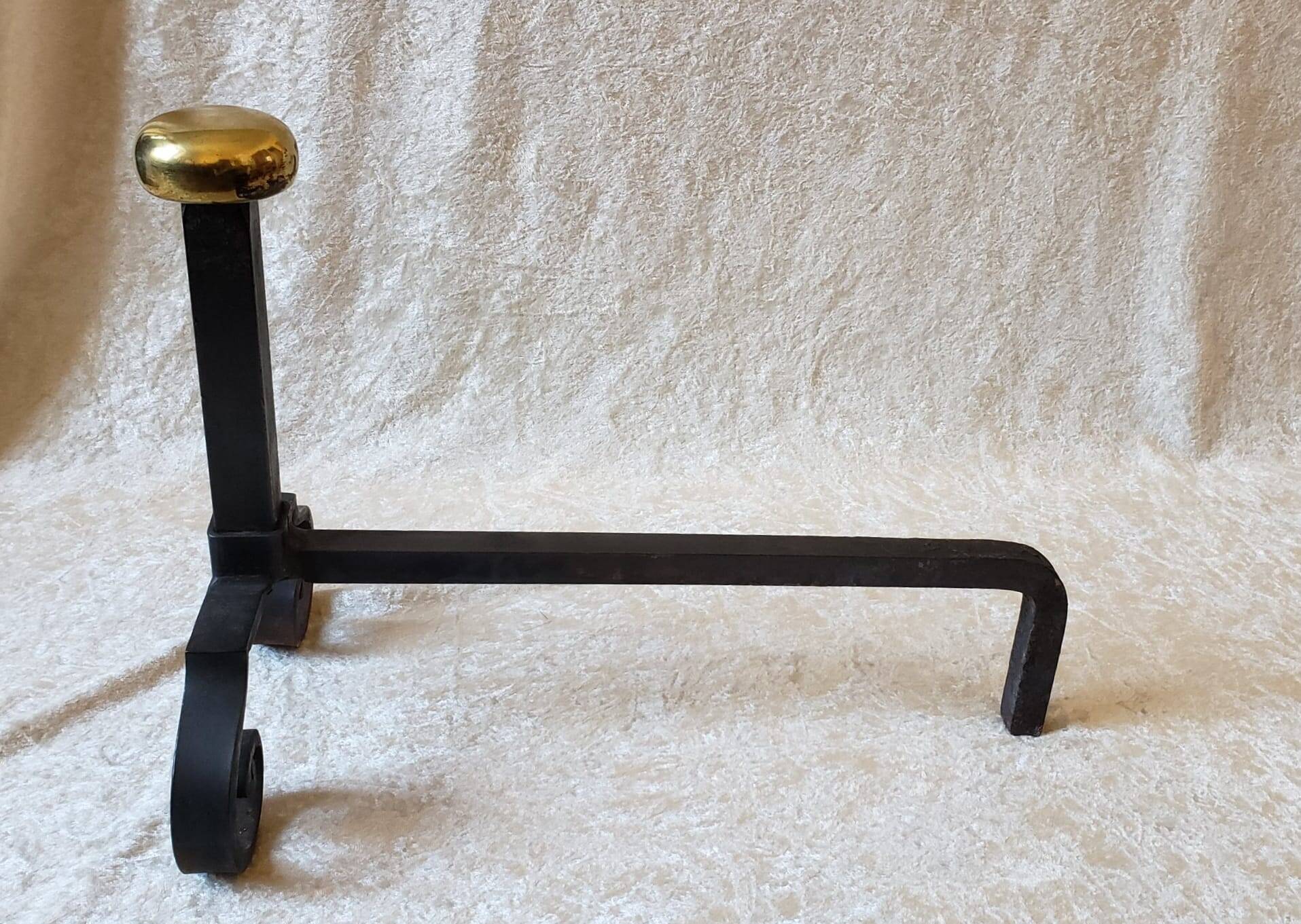 Ensemble de 2 chenets et serviteur de cheminée en fer forgé et bronze