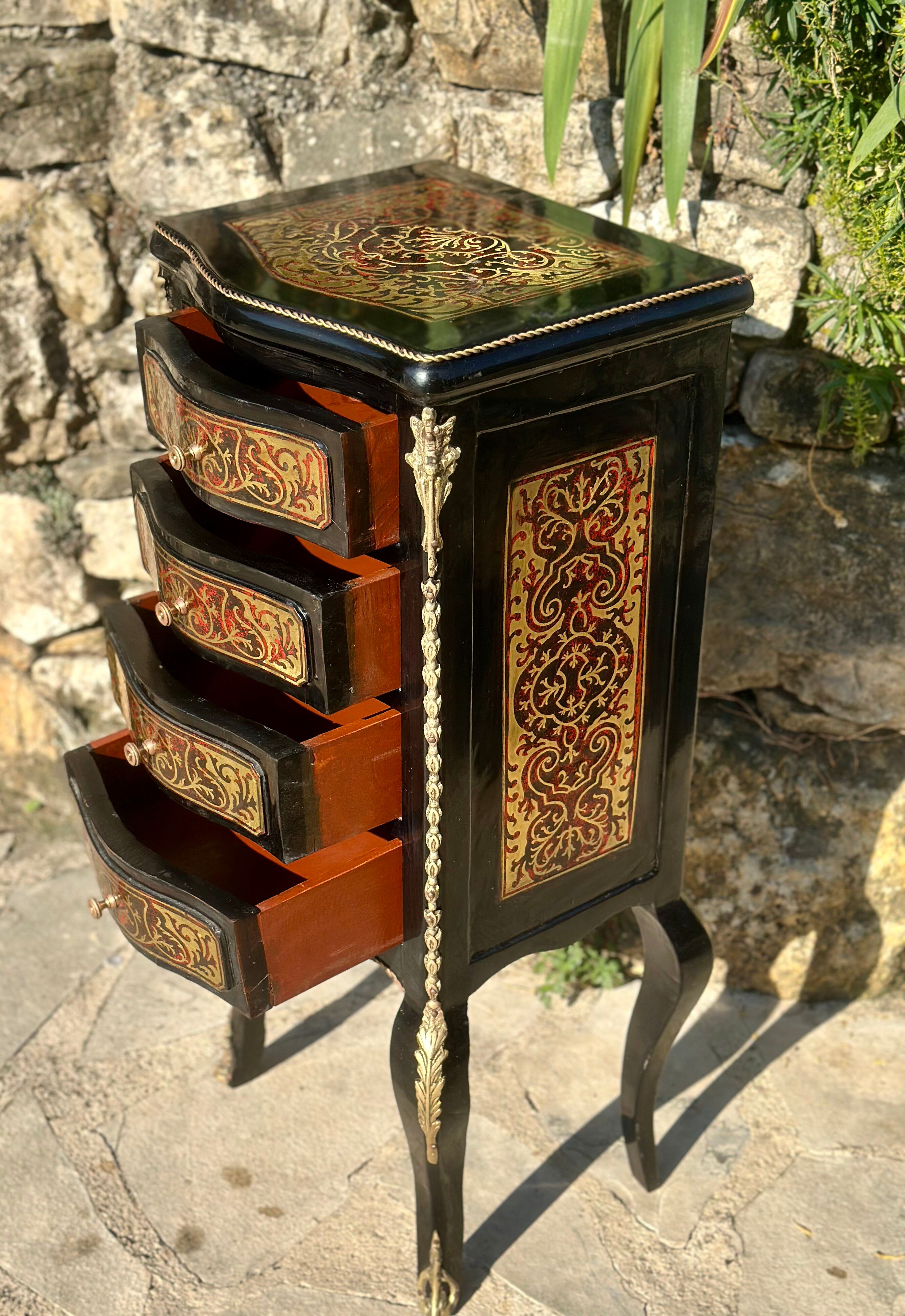 Petit chiffonnier de style Napoléon III.