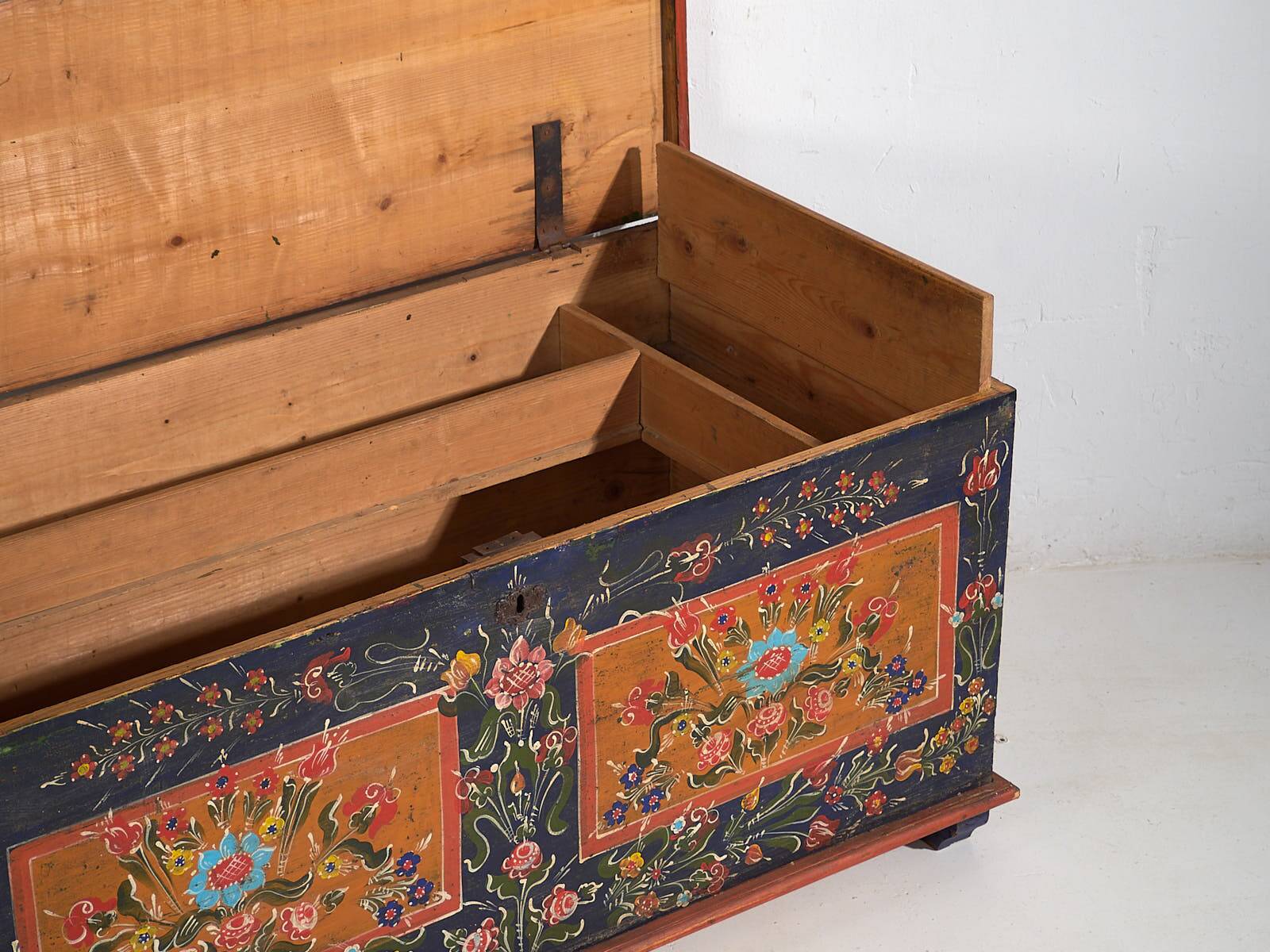 Antique trunk with floral motifs (c.1870)