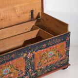 Malle ancienne à motifs floraux (c.1870)