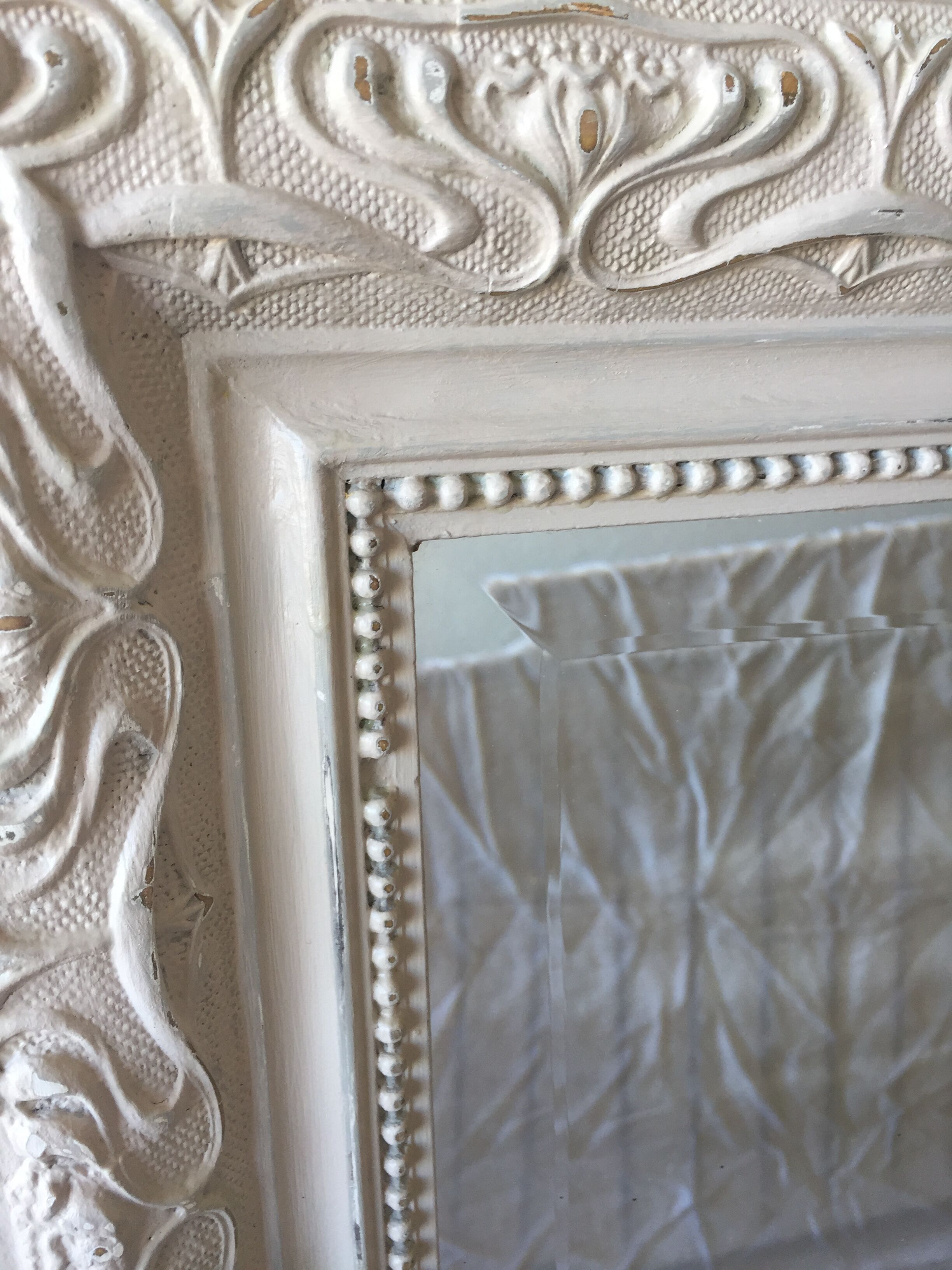 Large mirror with molding skated in gray 146 x 93 cm