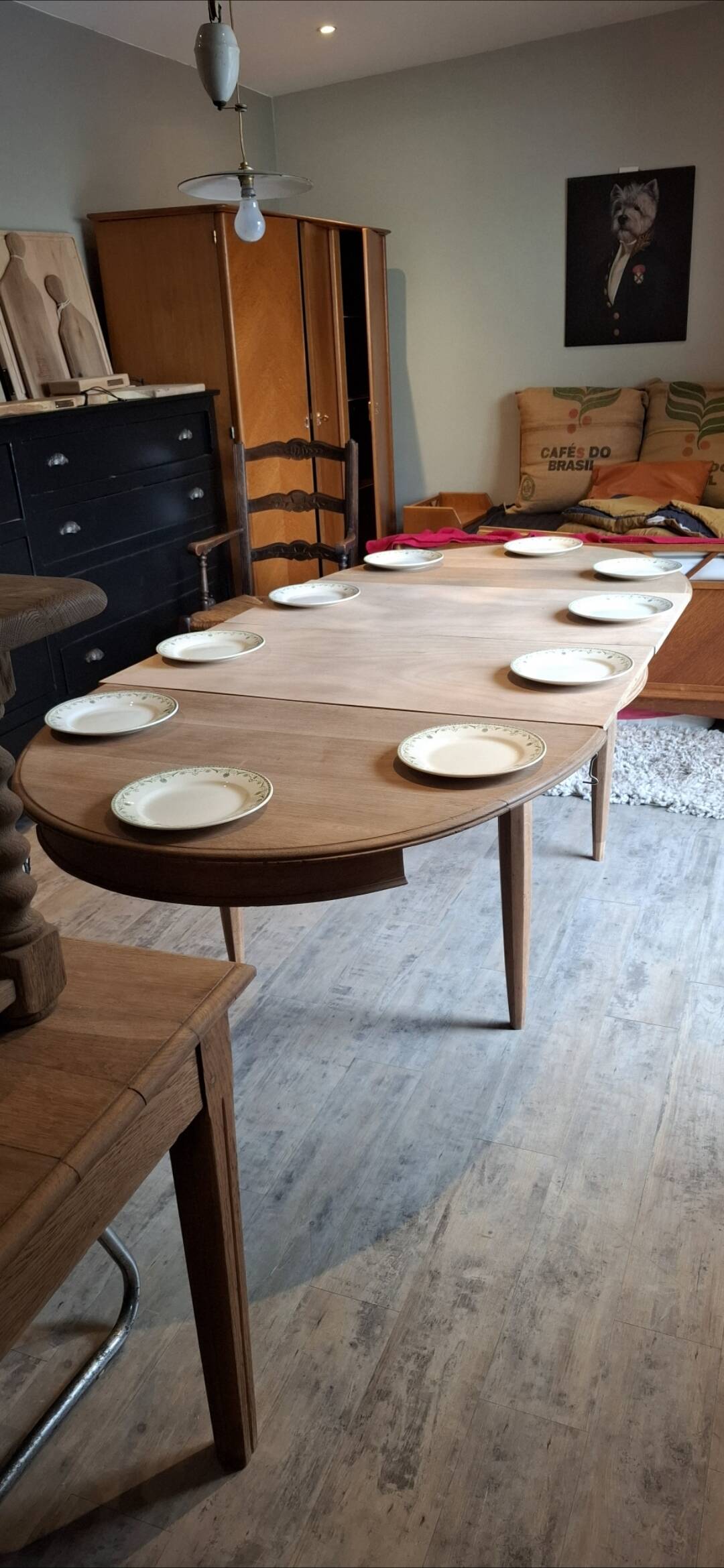 Extendable oval table