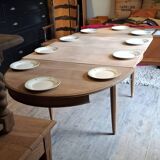 Extendable oval table