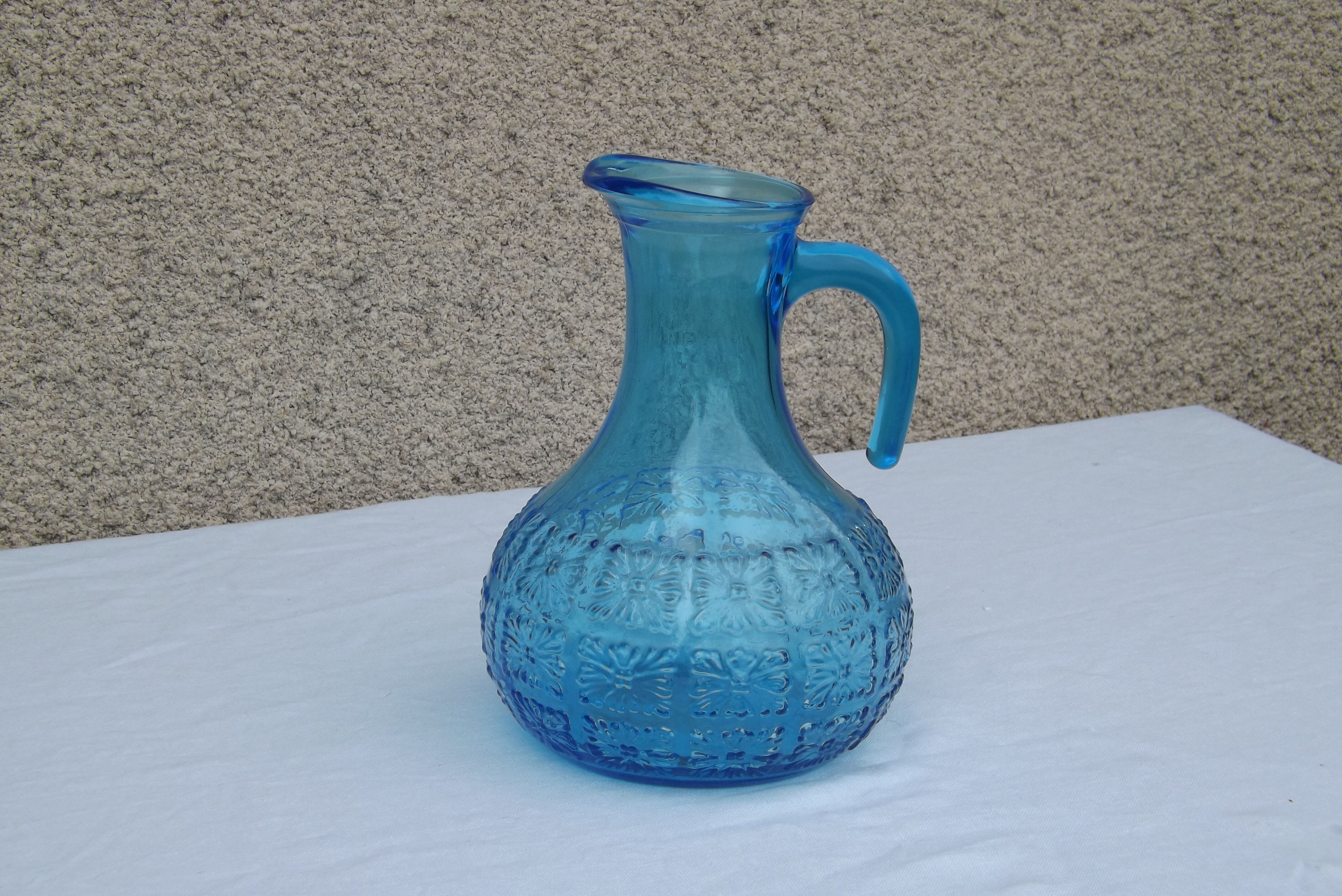 Set of jug and 10 blue glass goblets with floral motifs
