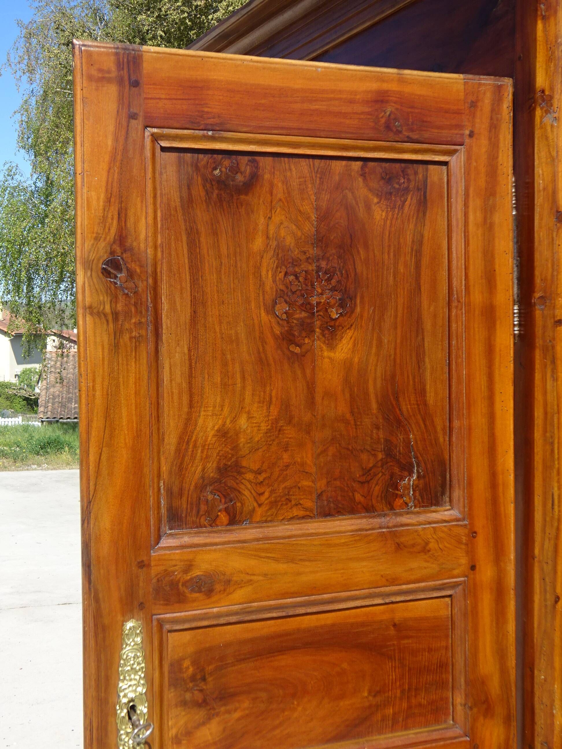 Ancienne armoire Louis Philippe en noyer