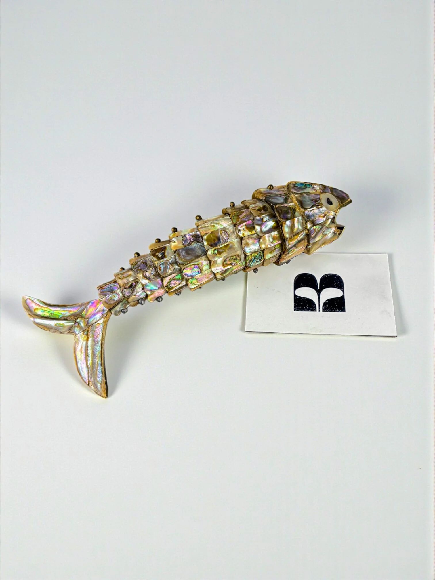 Ouvre-bouteille en forme de poisson en laiton avec coquille d'ormeau articulée, Mexique, années 1980, 20 cm