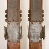 Paire de skis en bois vintage avec fixations Geze Kandahar et bâtons en bambou, années 1950