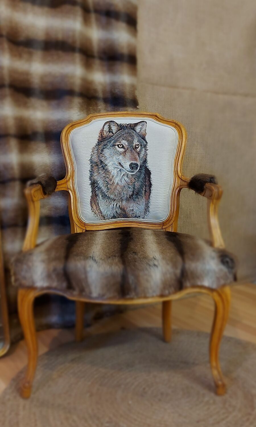 Armchair Louis XV head of wolf