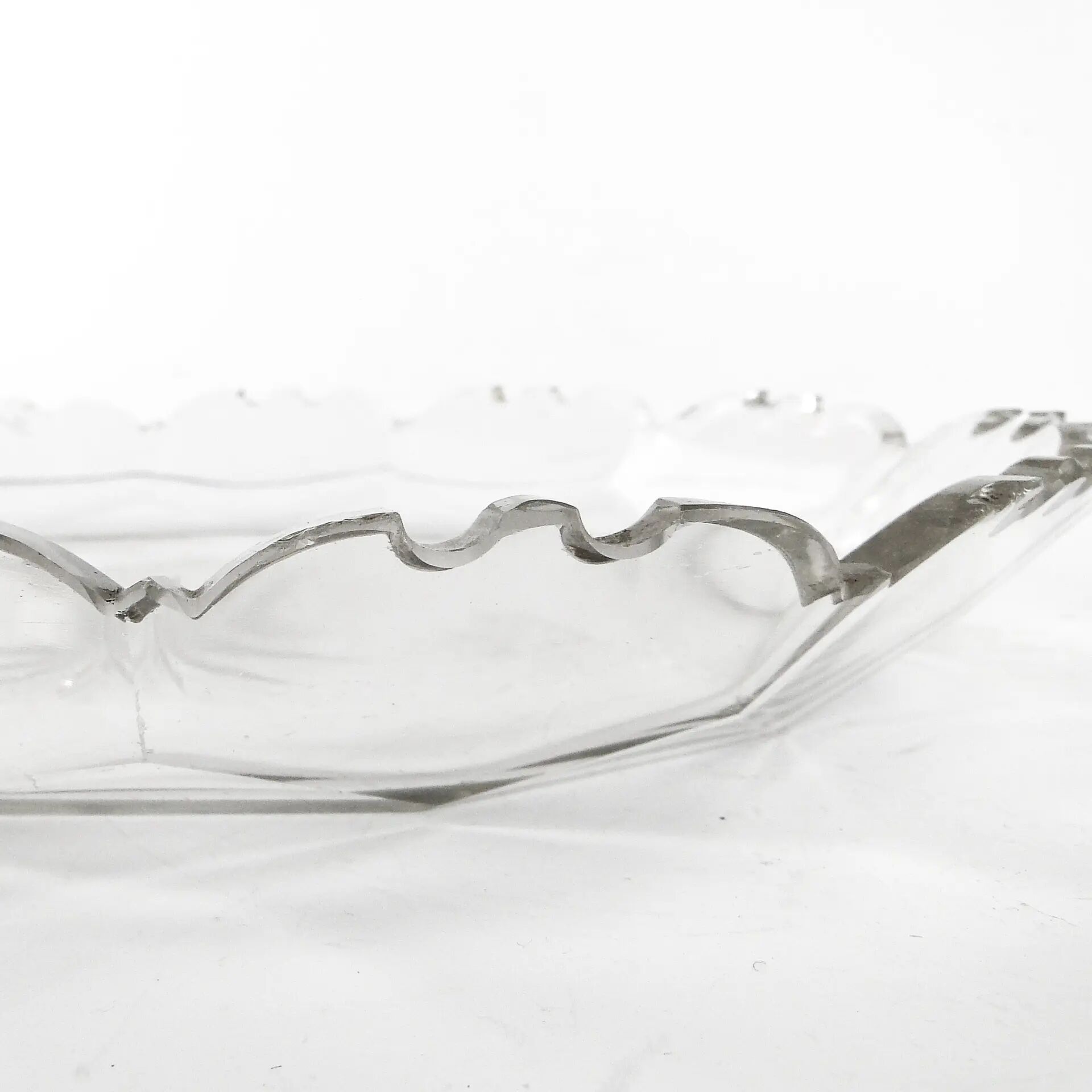 Plat Biedermeier, cristal transparent, République tchèque, 19e siècle