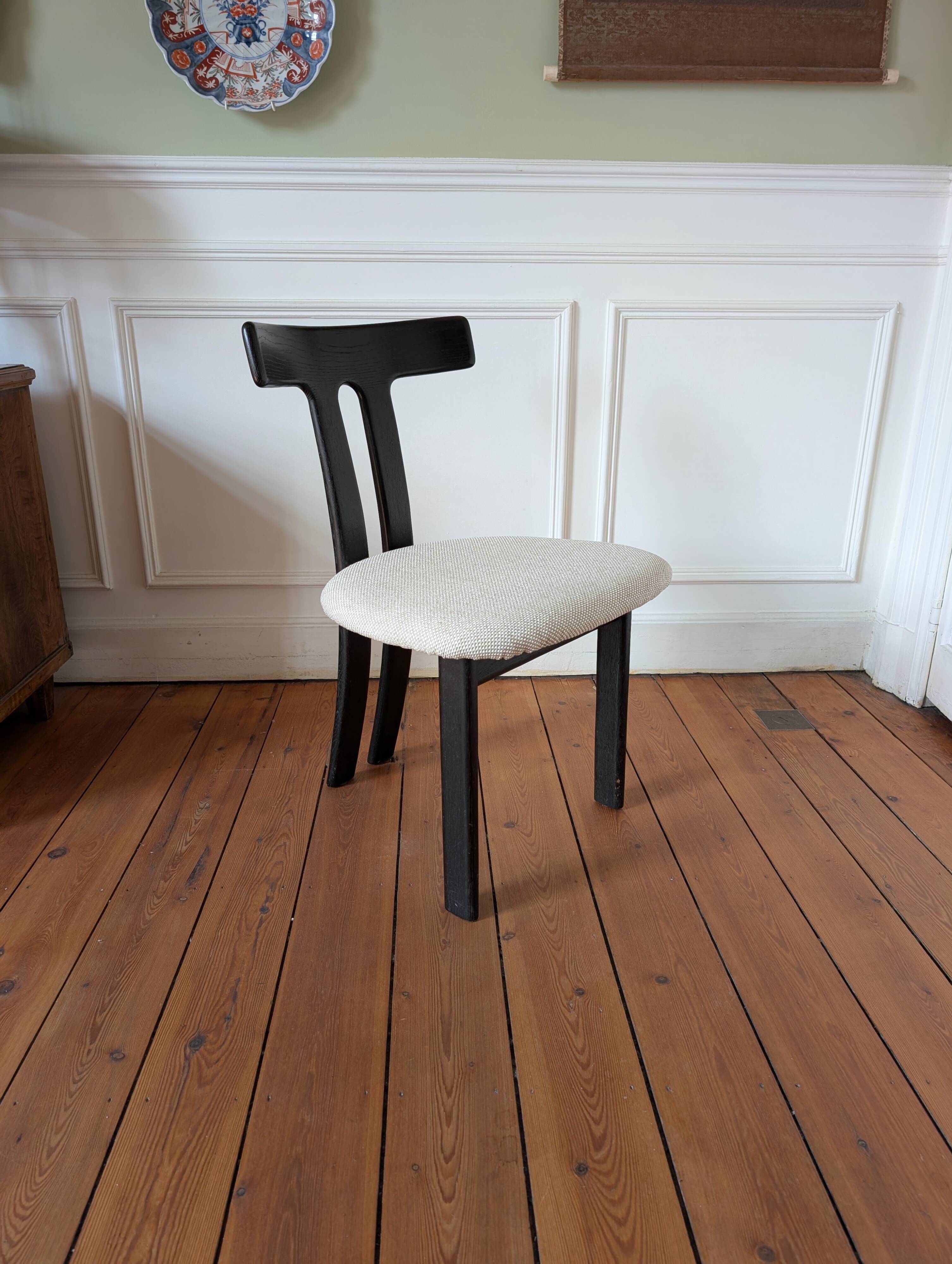 Set of 4 Oak "T-Shape" dining chairs