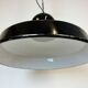 Lampe à suspension industrielle en émail noir, 1960s