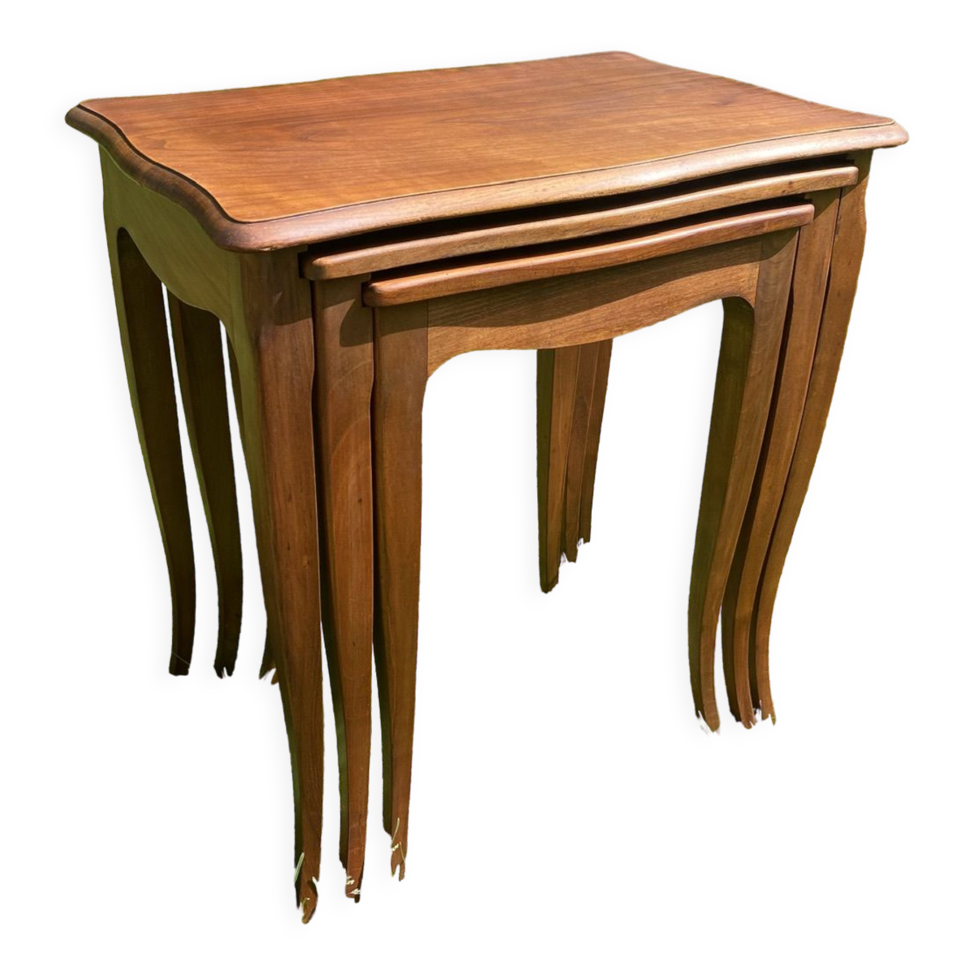 Trois tables gigognes de style Louis XV