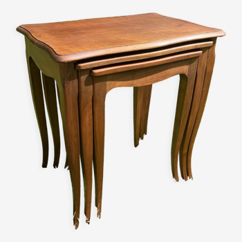 Trois tables gigognes de style Louis XV