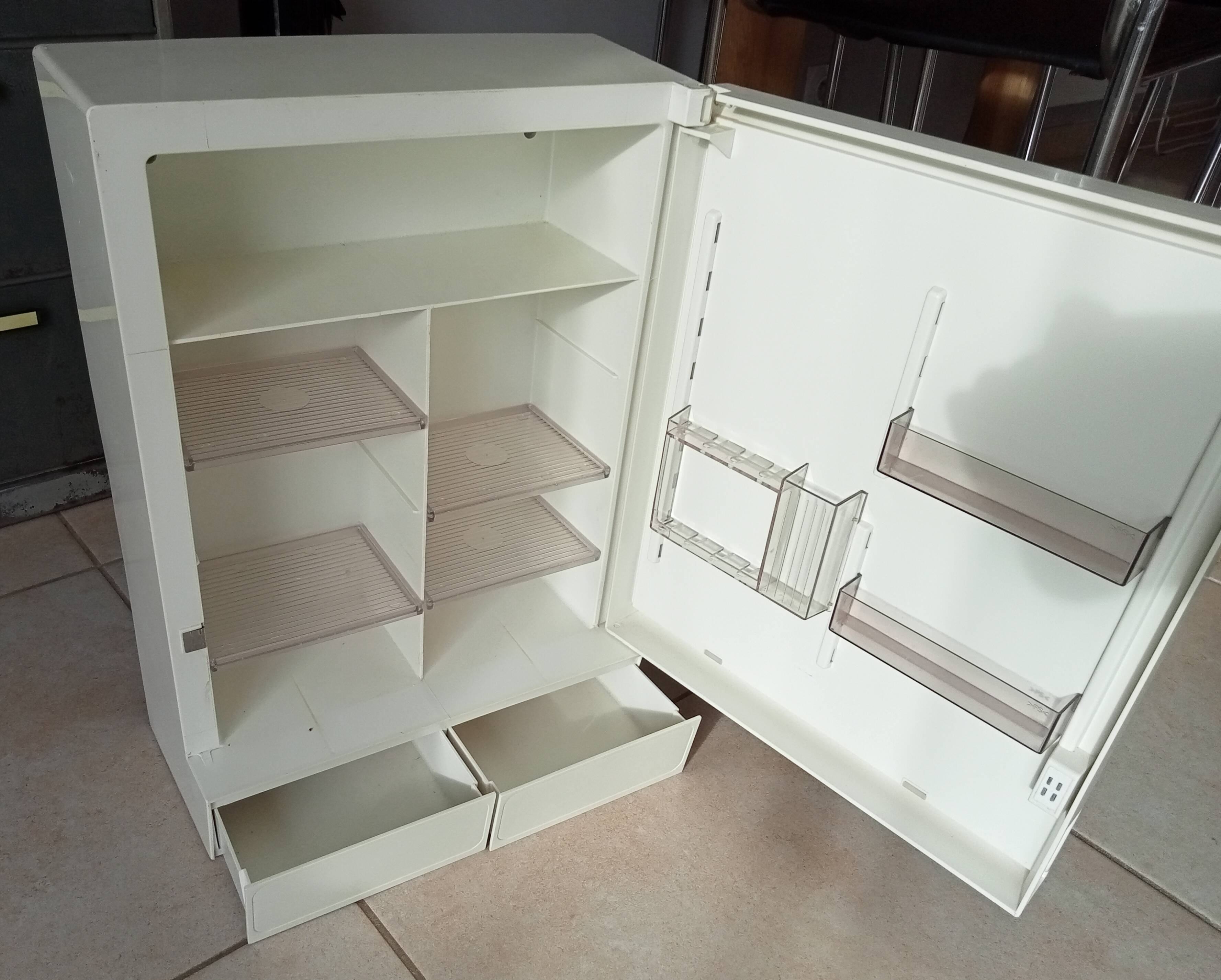 Vintage medicine cabinet 80s