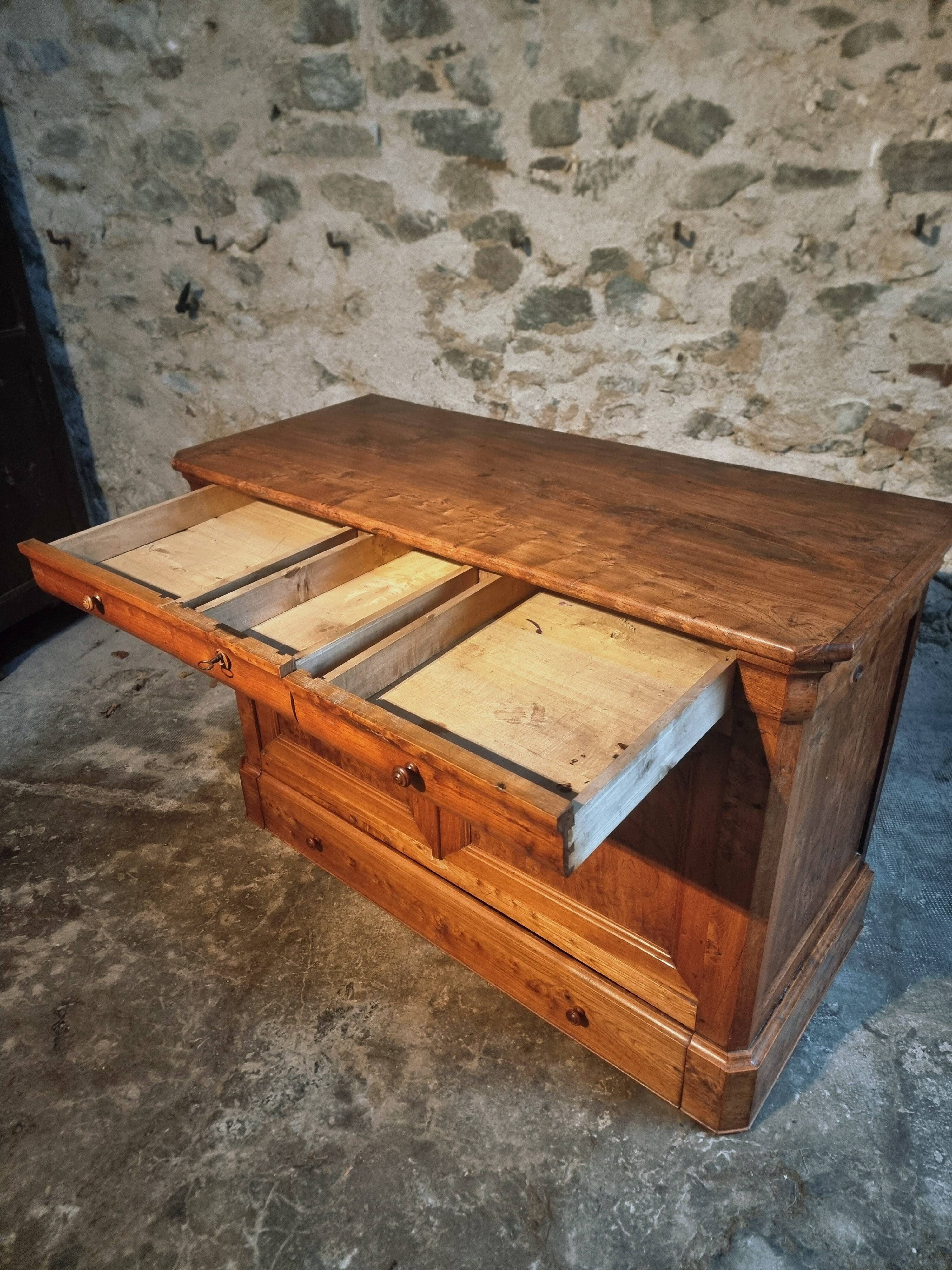 French buffet from the 19th century in elm with drawers – Louis Philippe period