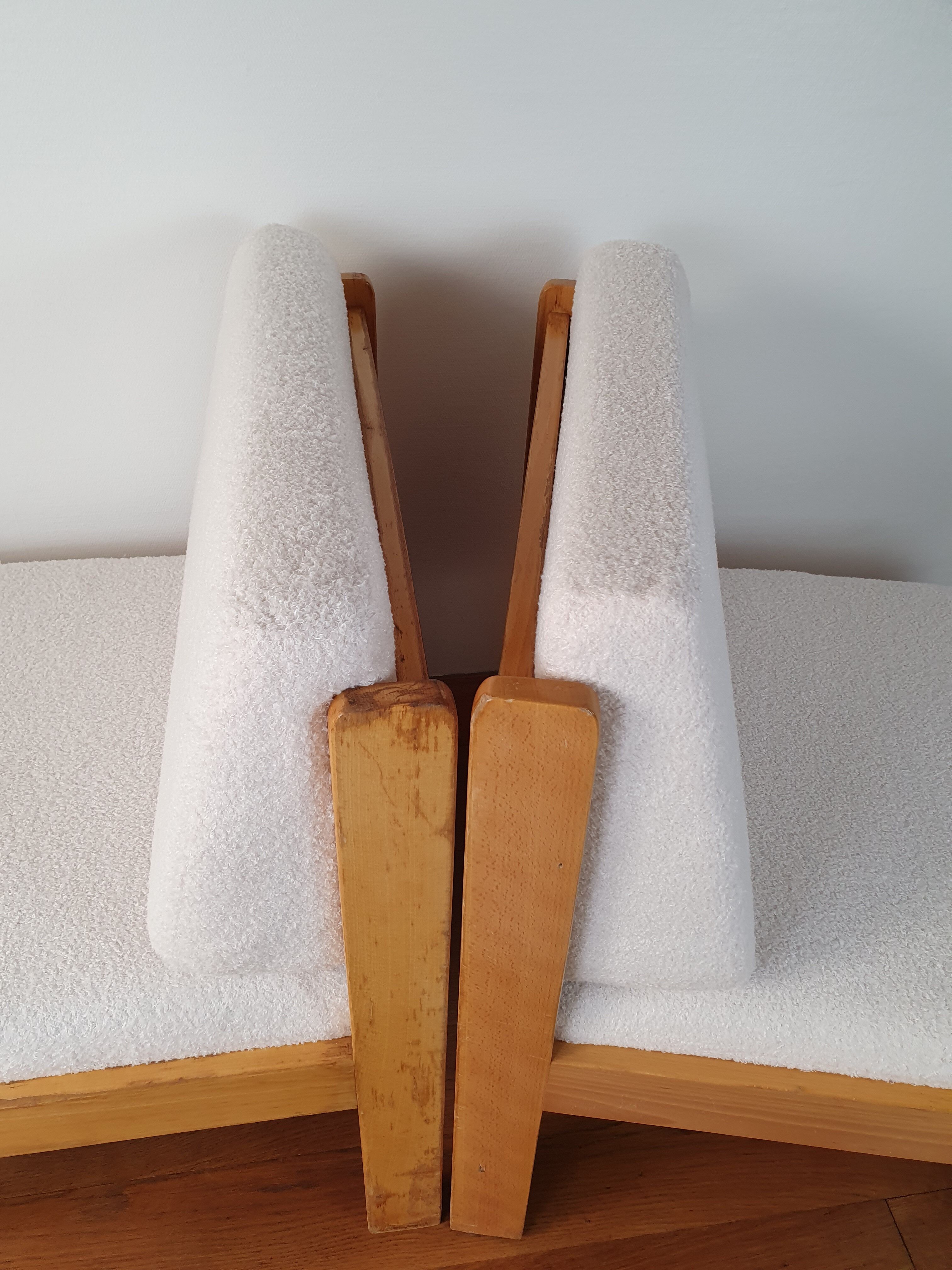Paire de chauffeuses bois et tissu bouclette