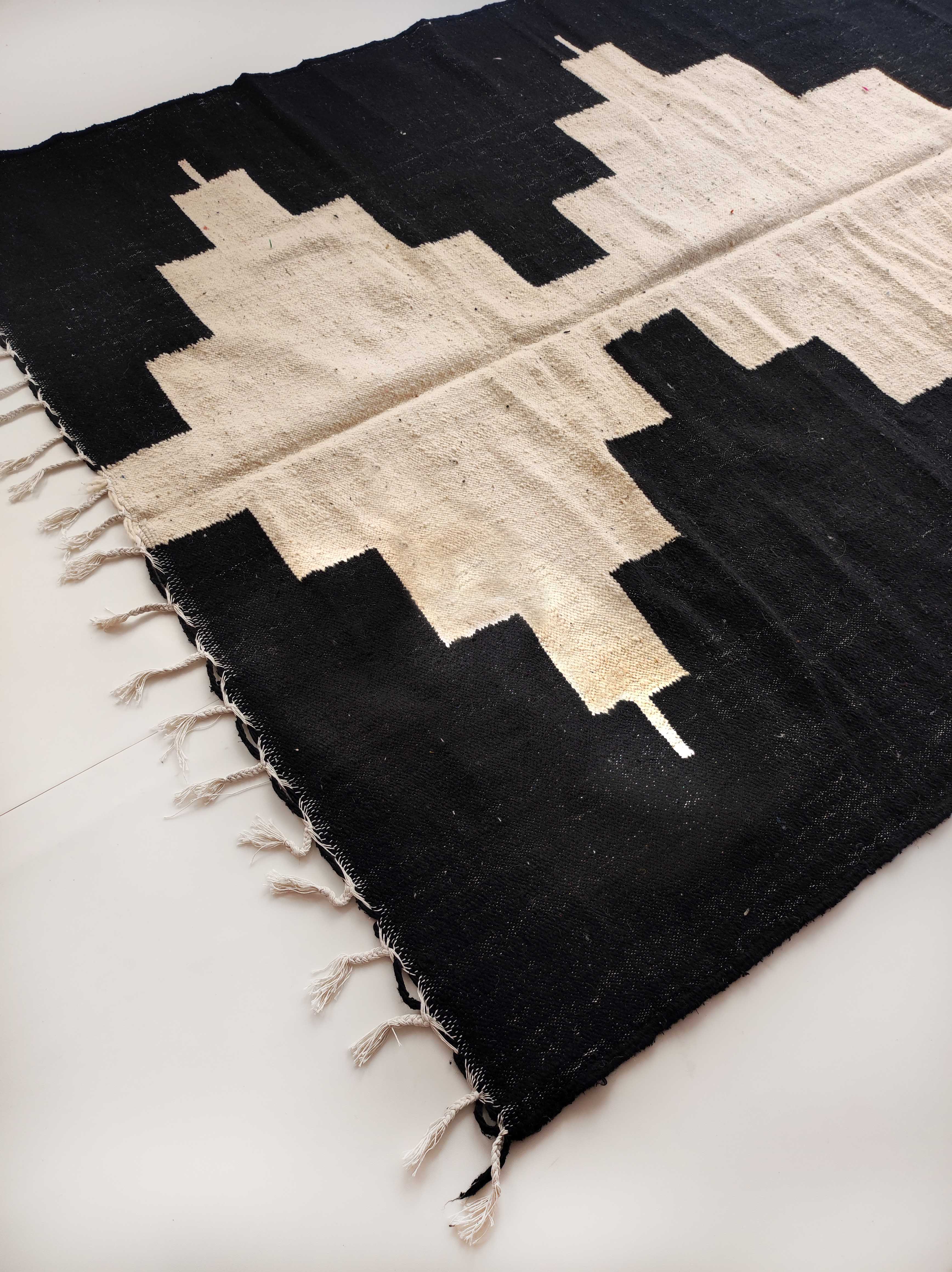 Tapis kilim berbère marocain écru à motifs graphiques noirs 300x194cm