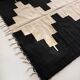 Tapis kilim berbère marocain écru à motifs graphiques noirs 300x194cm