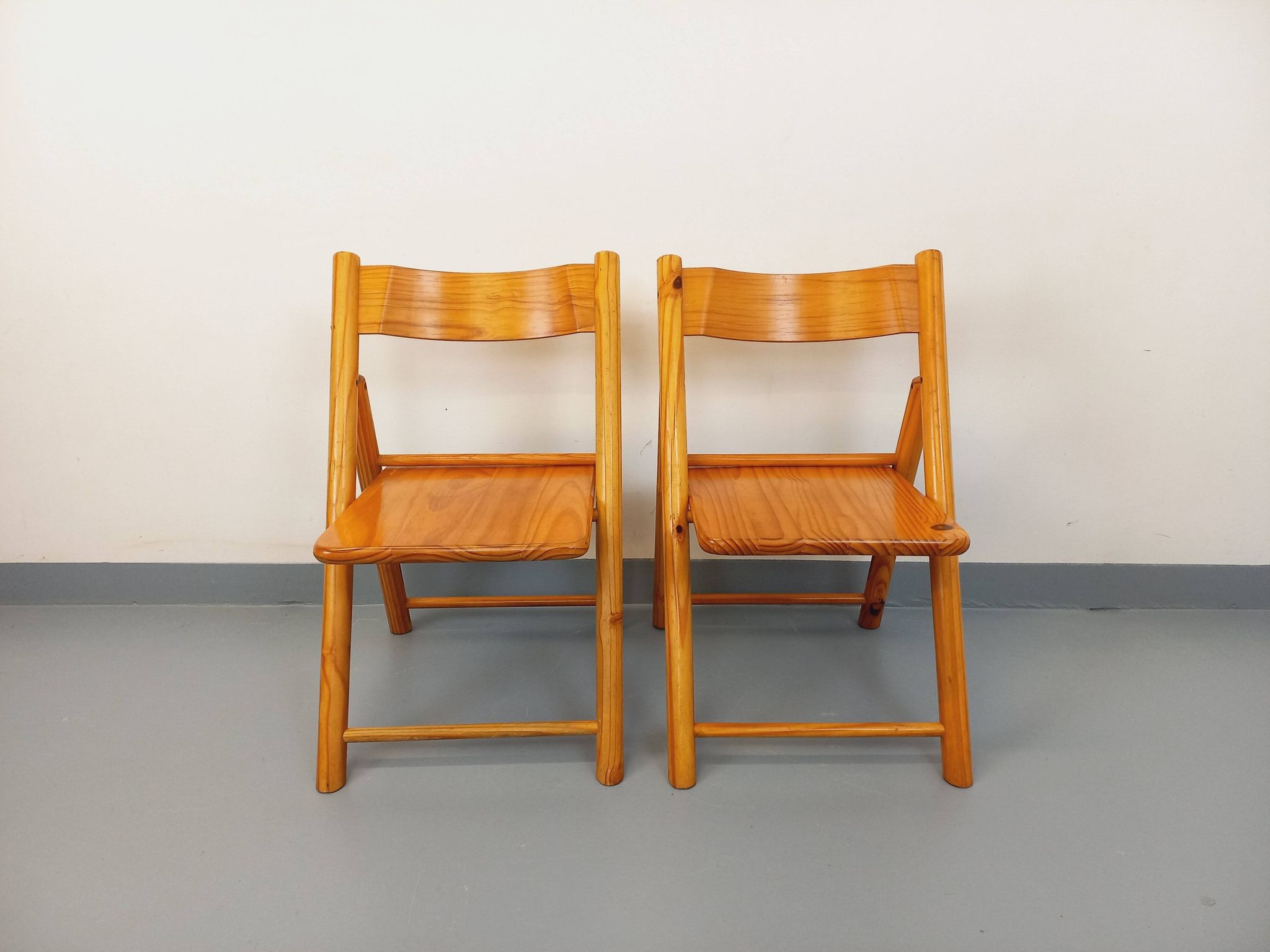 Pair of vintage folding chairs in pine from the 70s and 80s.