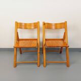 Pair of vintage folding chairs in pine from the 70s and 80s.
