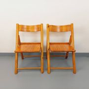 Pair of vintage folding chairs in pine from the 70s and 80s.