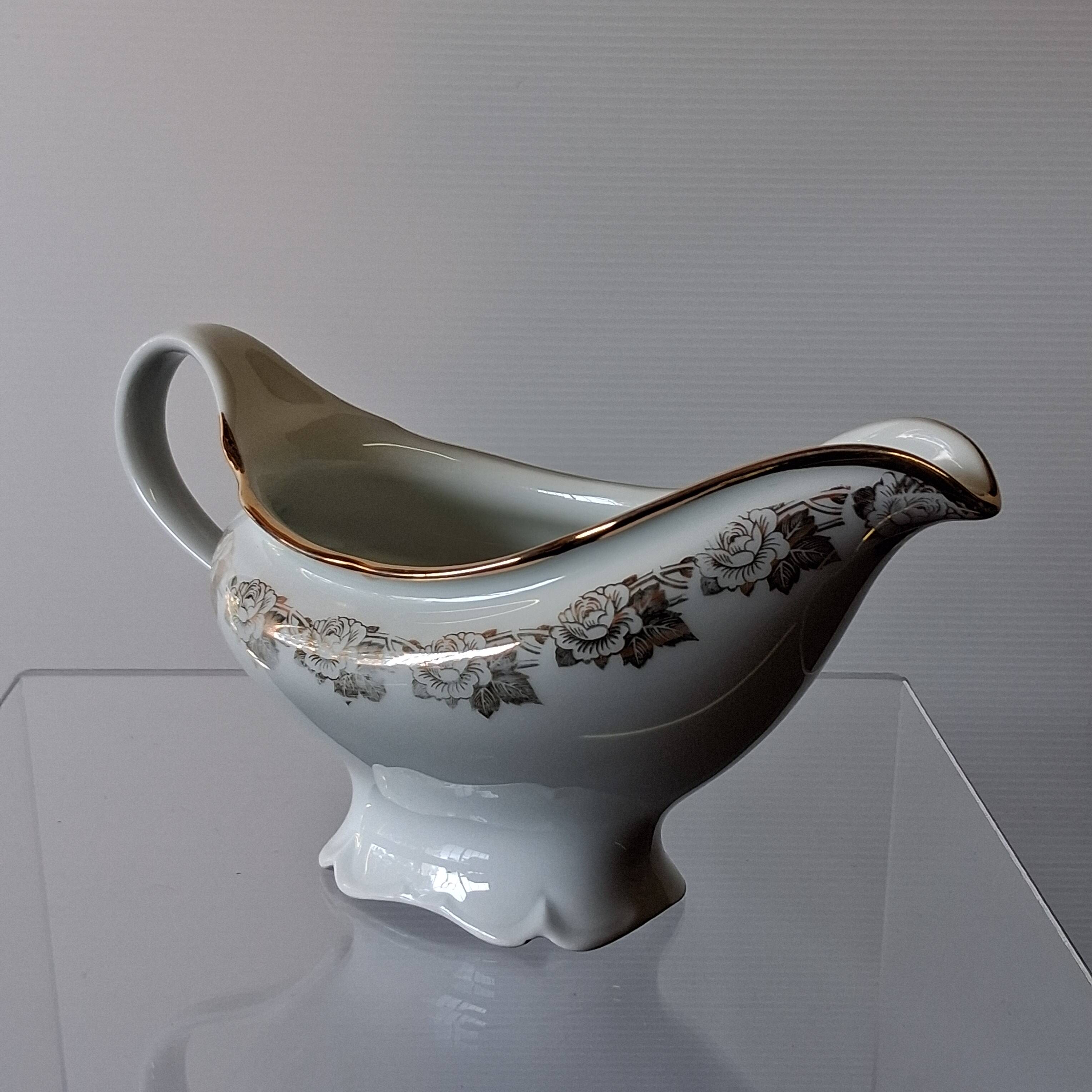 Very pretty porcelain sauceboat from Vierzon in very good condition.