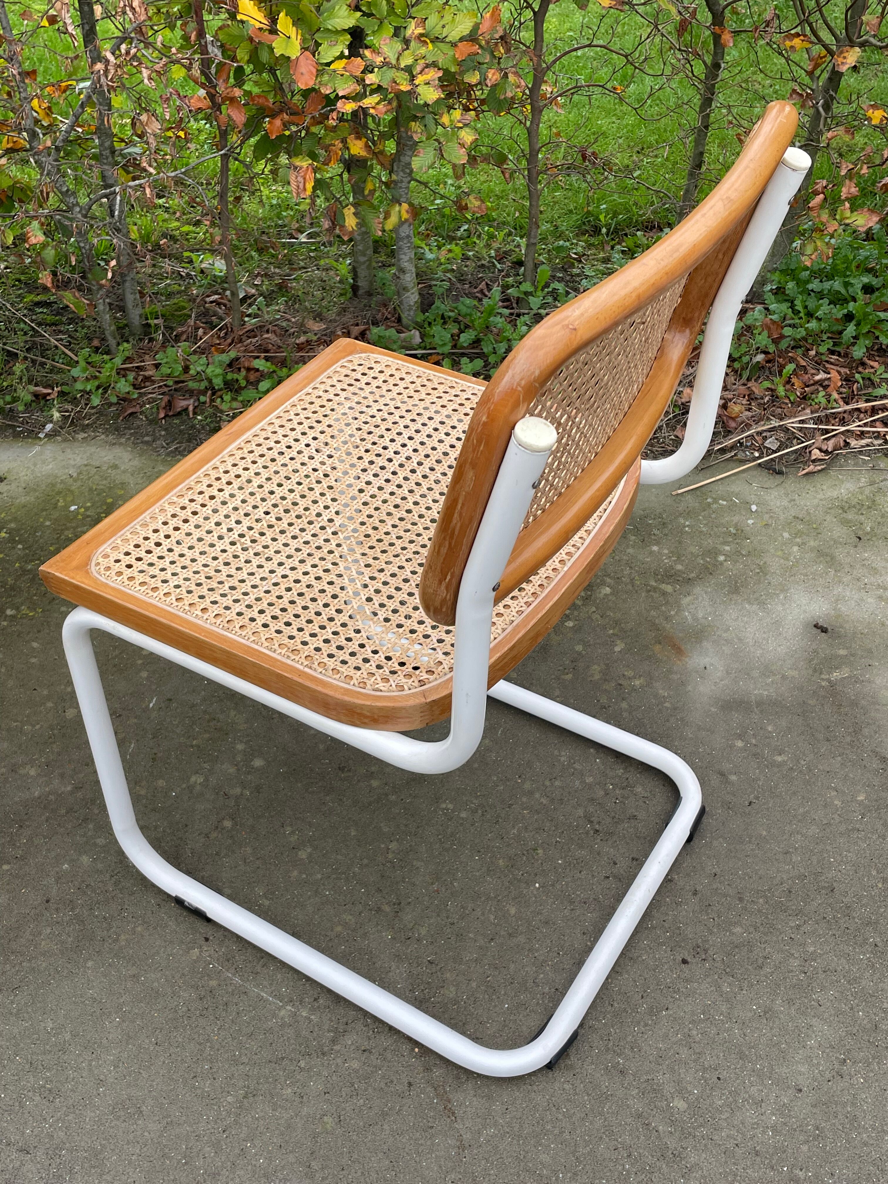 Chaise Cesca modèle b32 en blanc et bois par Marcel Breuer