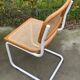 Chaise Cesca modèle b32 en blanc et bois par Marcel Breuer