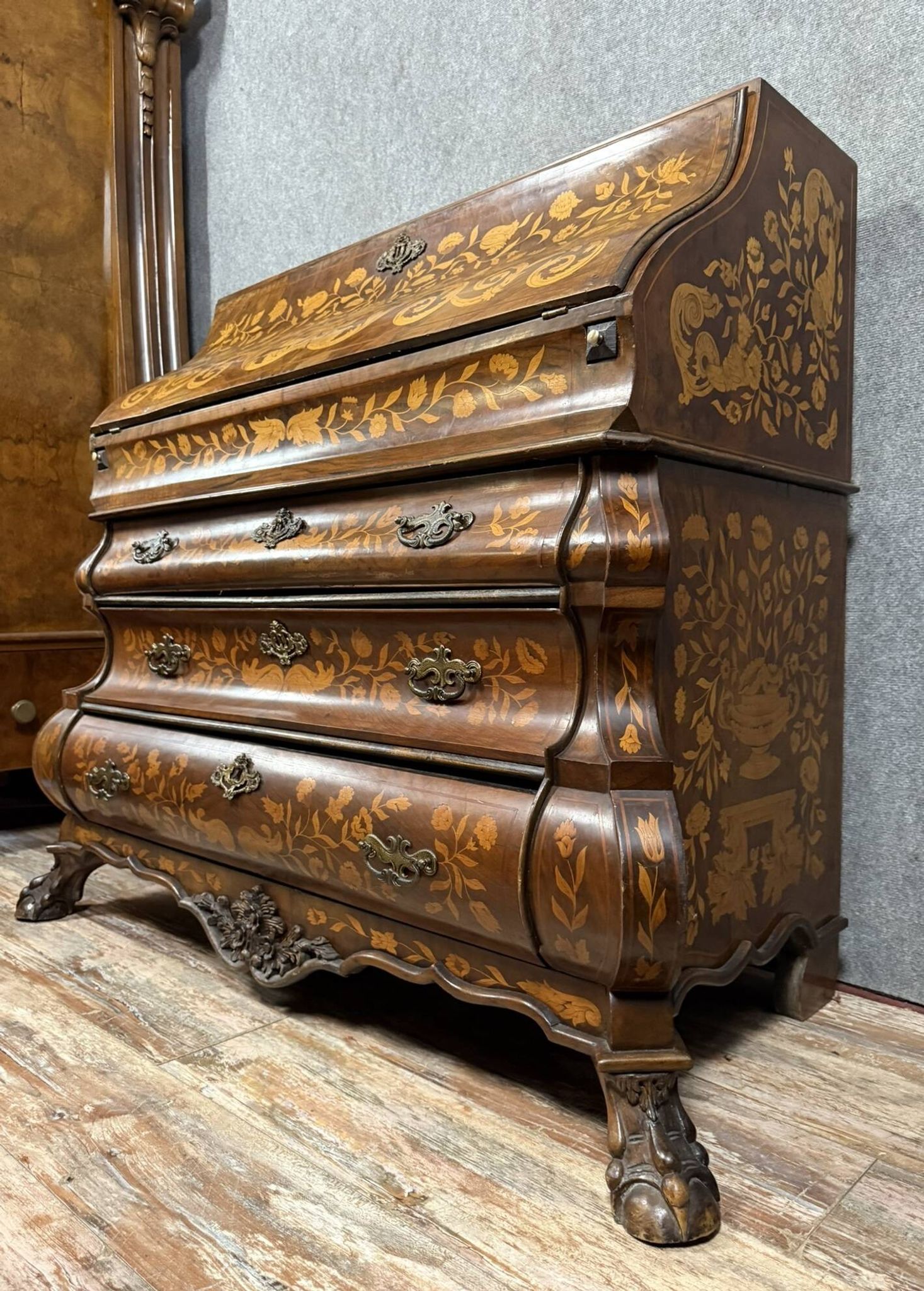 Holland 18th century: Scribanne chest of drawers with curved shape in molded wood