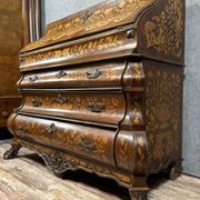 Holland 18th century: Scribanne chest of drawers with curved shape in molded wood