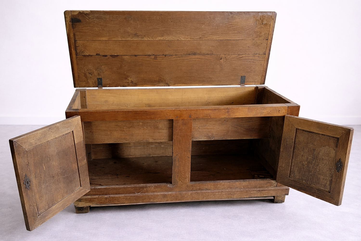 Maie ancienne en bois massif – coffre à pain – meuble rustique