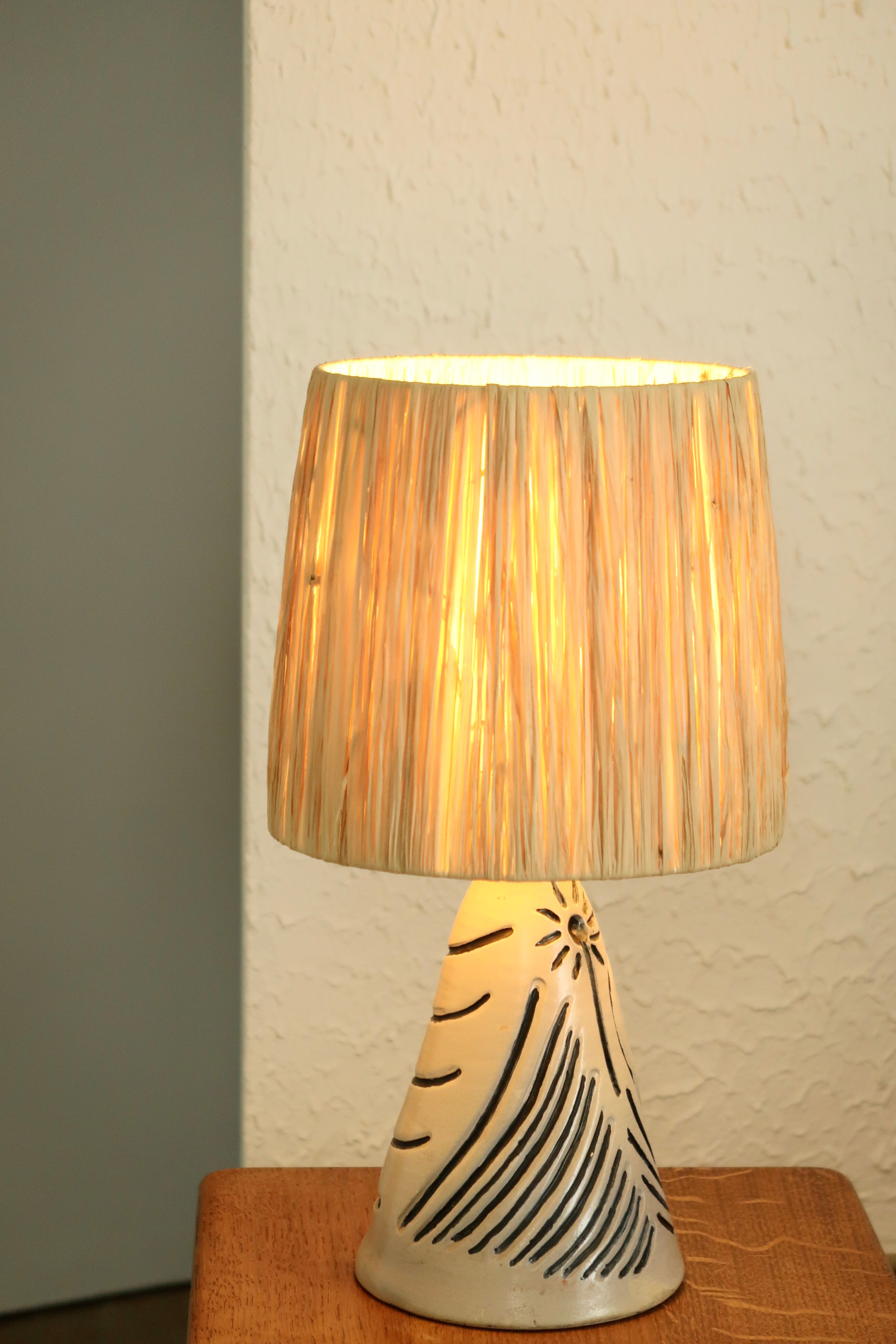 Lampe blanche et bleue en céramique, abat jour en raphia