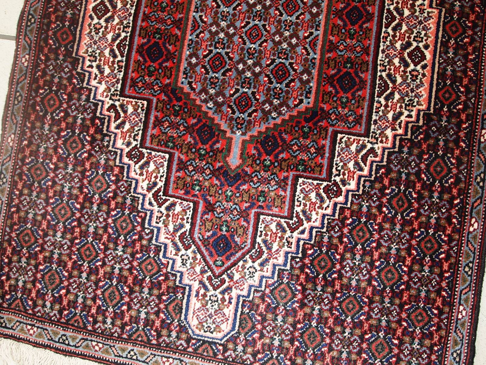 Tapis Nain Vintage du Moyen-Orient, Années 1970, Élégance et Raffinement