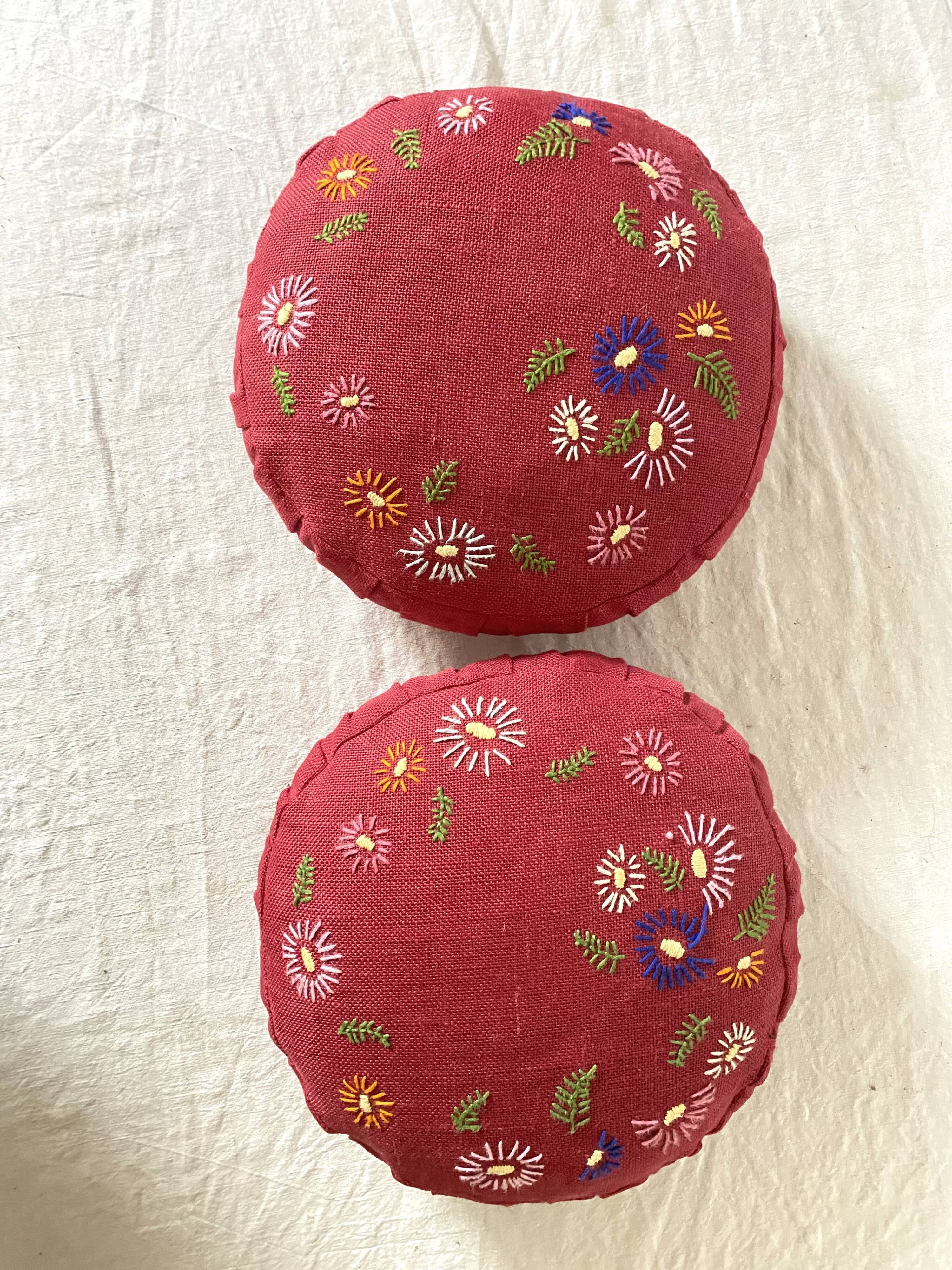 Paire de coussins ronds vintage en lin brodé
