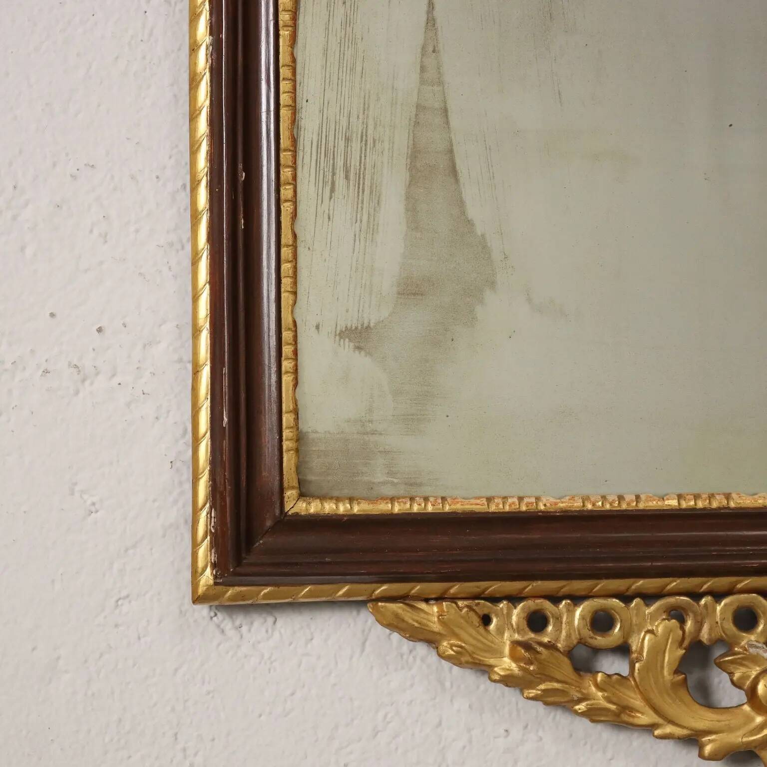 Neoclassical antique mirror in gilded wood, Italy, 18th century.