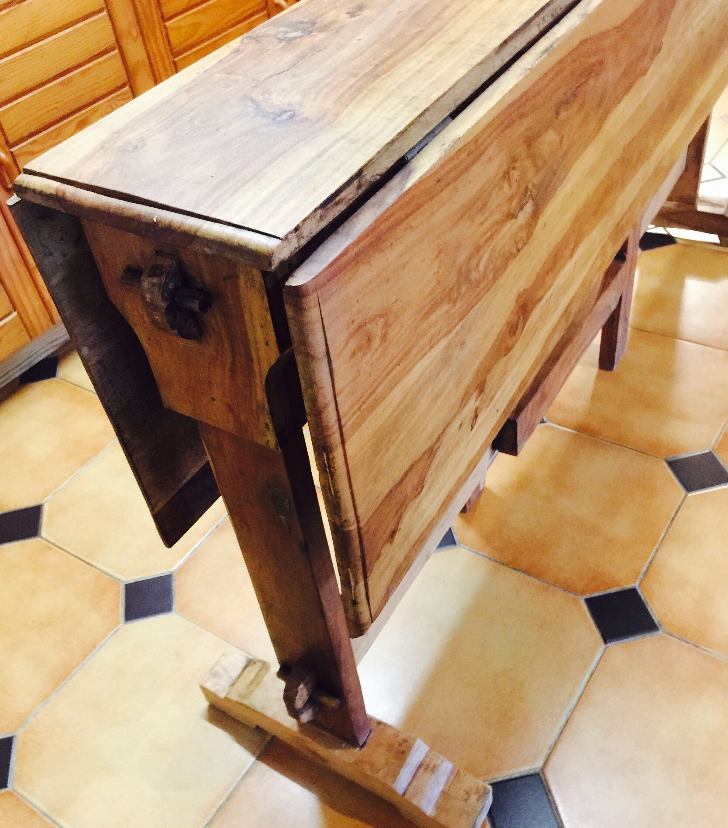Table en noyer pliable fabrication artisanale