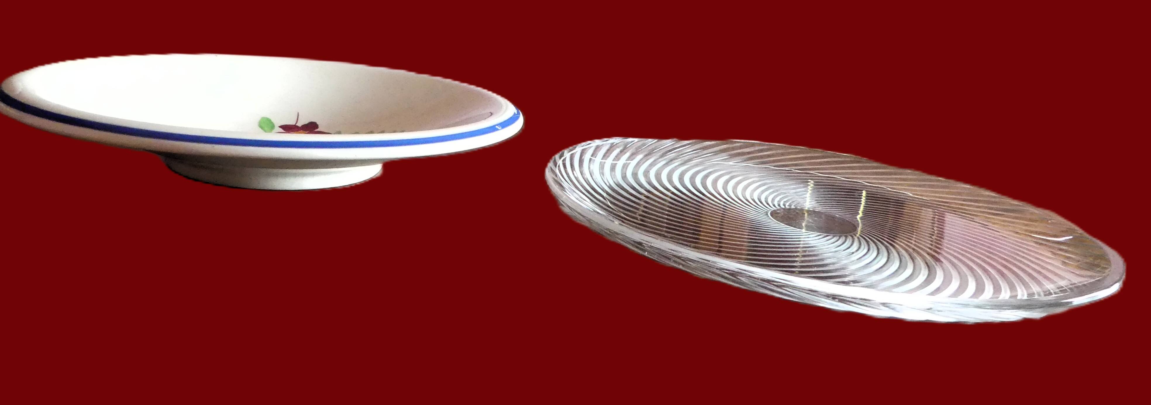 Set of 2 round serving dishes: Gien (Anthéor model) and Duralex.