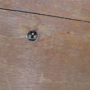 Ancien malle  de voyage militaire avec clé et étiquette en chêne
