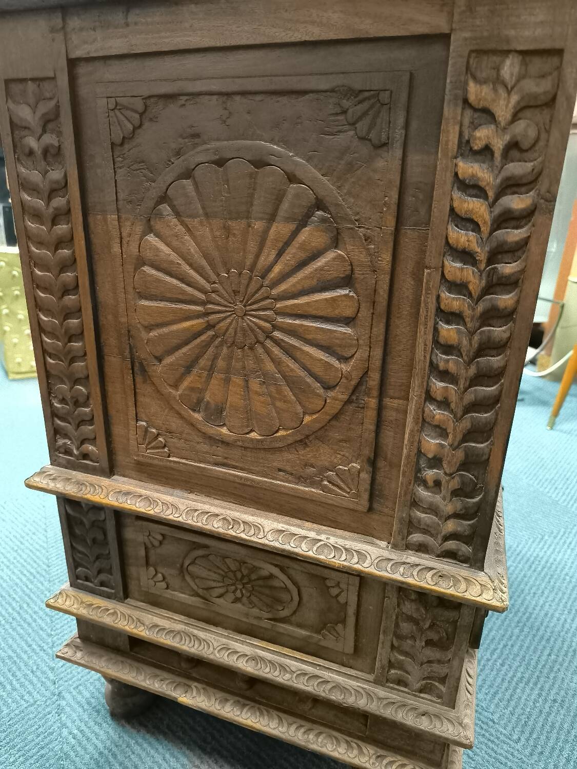 Meuble en bois sculpté