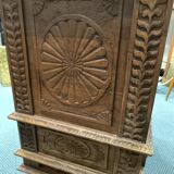 Meuble en bois sculpté